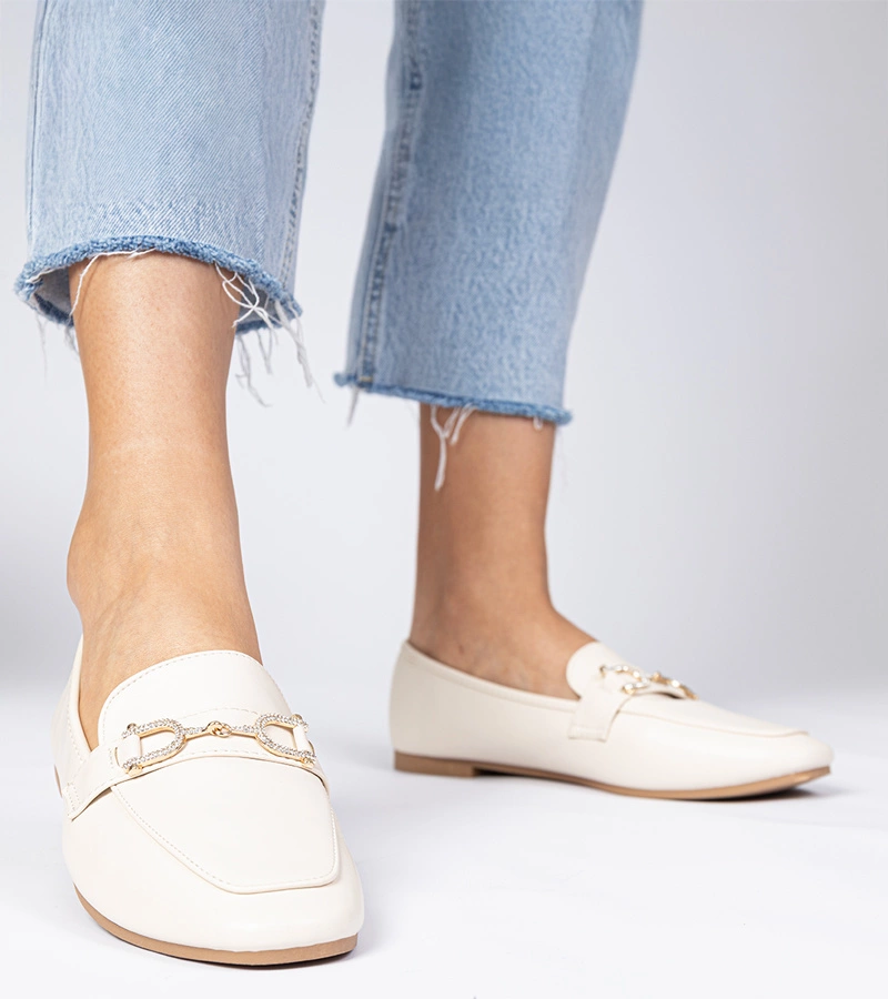 Bézs elegáns mokaszinok cirkóniával Banzao