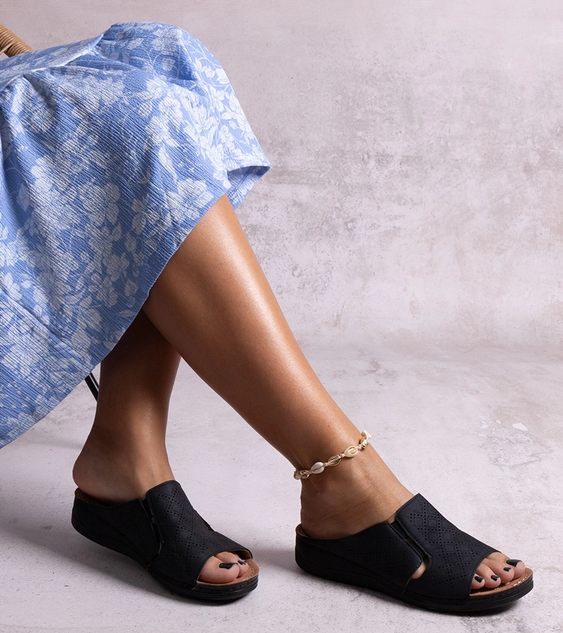 Maroun fekete perforált papucsai