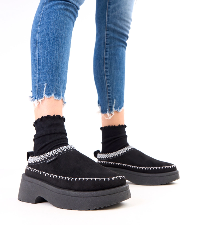 Julen hímzett platformos fekete papucs