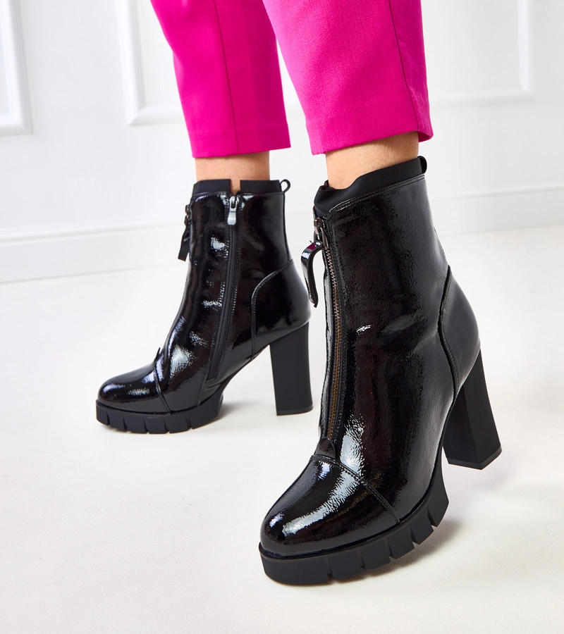 Fekete lakkozott bokacsizma oszlopos sarokkal Sasa