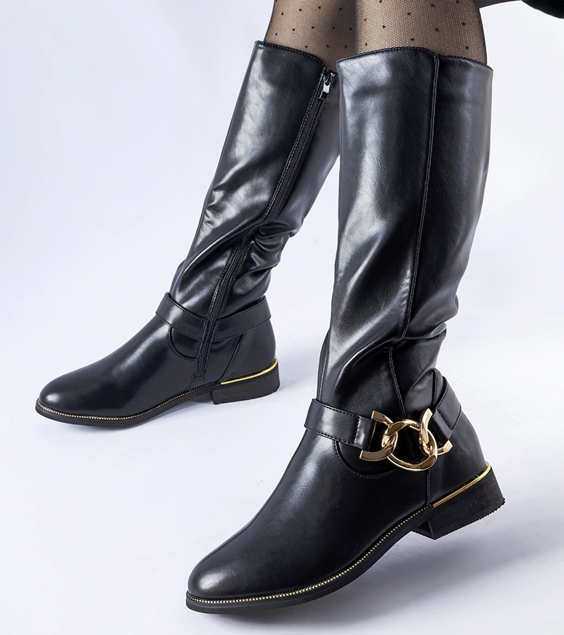 Fekete bélelt csizma Ortega csat díszítéssel