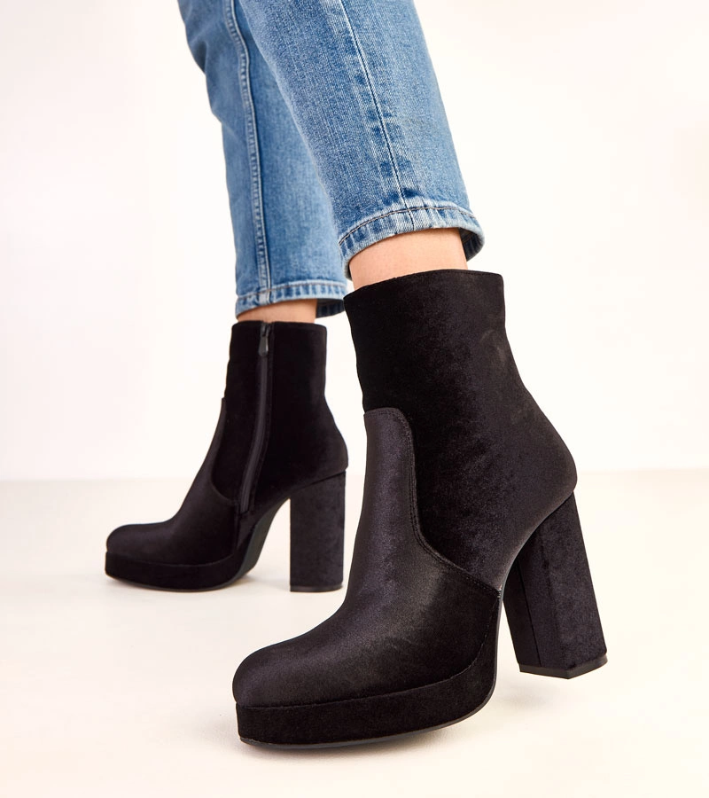 Fényes oszlopos fekete bokacsizma Asanda