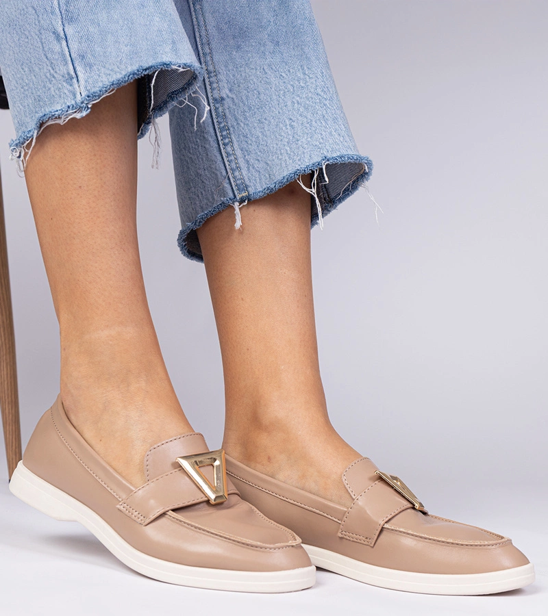 Világosbarna női mokaszin elegáns Viletta díszítéssel