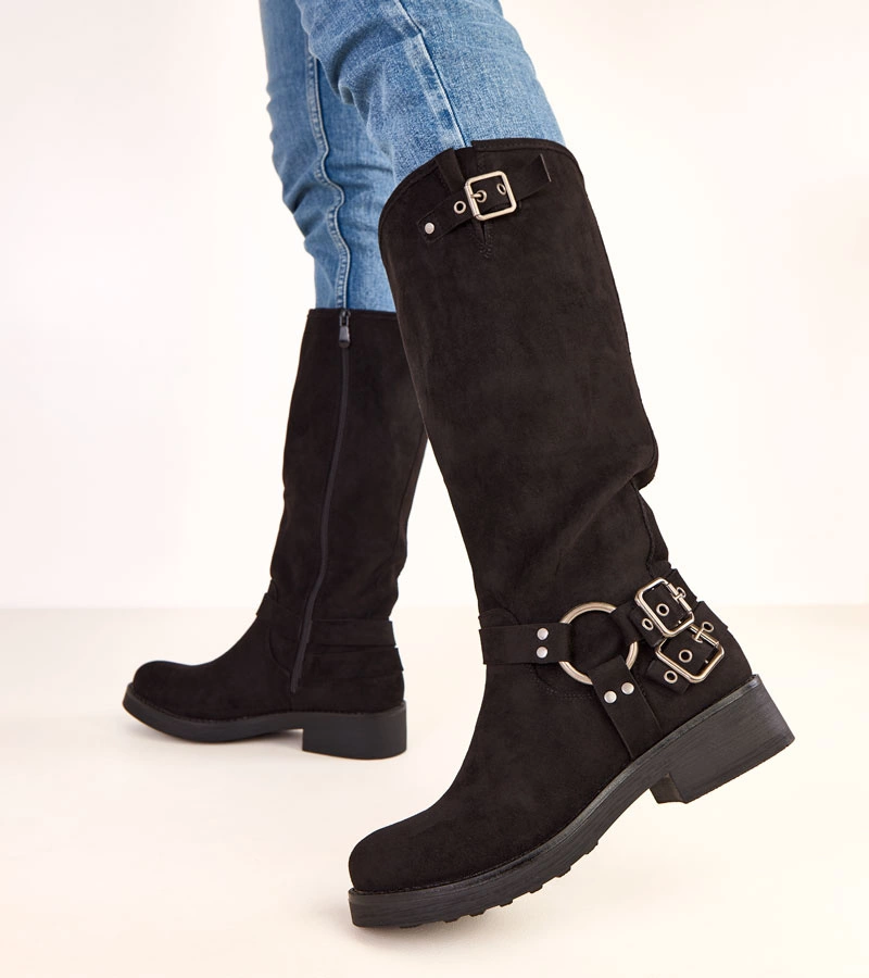 Fekete Merena csizma díszes csatokkal