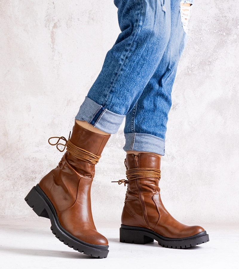 Brązowe botki z eko skóry Sahera po węgiersku to: **Sahera öko bőrből készült barna csizmák**.