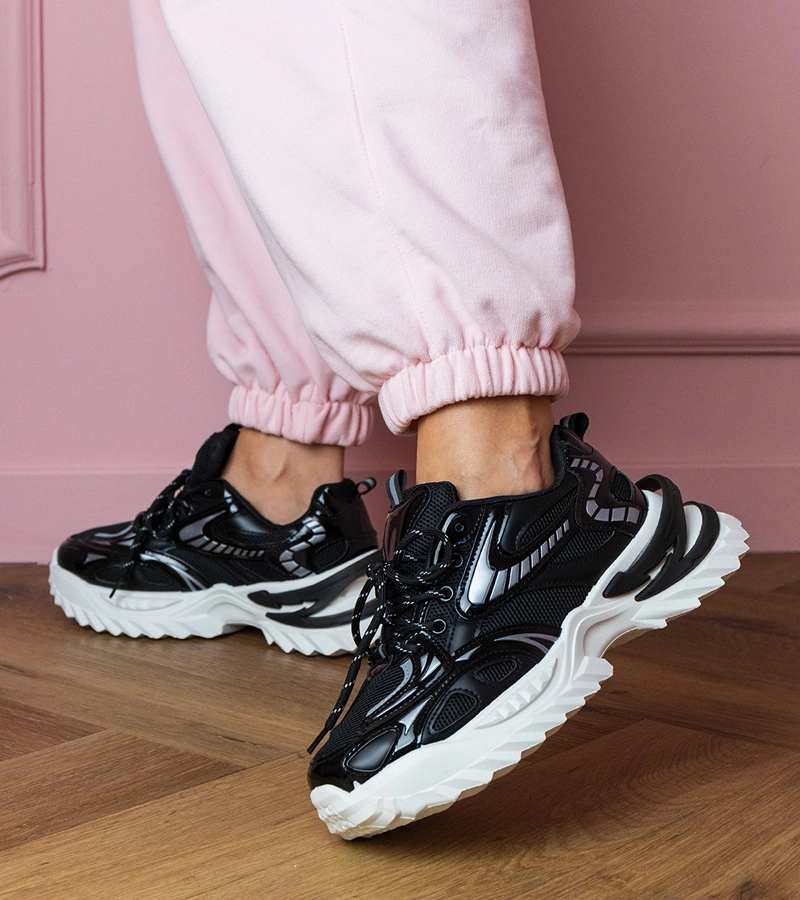 Fekete sportos tornacipő stílusos talppal Carina