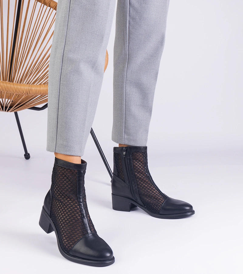 Fekete hálós bokacsizma oszlopos sarokkal Melarka