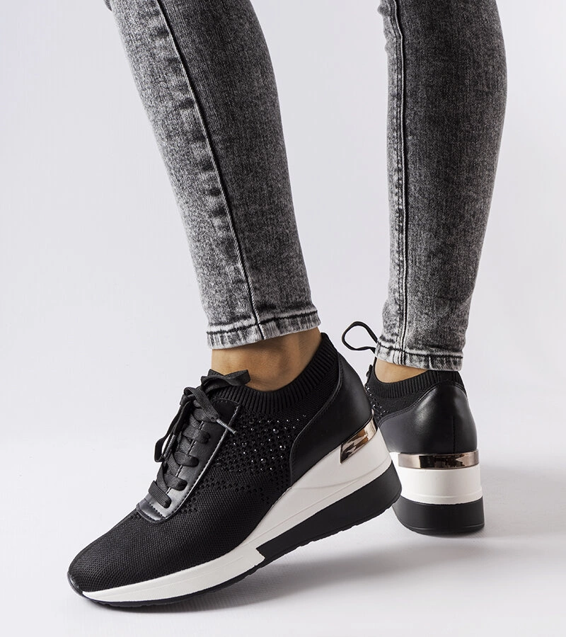 Fekete cipők cirkónia díszítéssel Vala