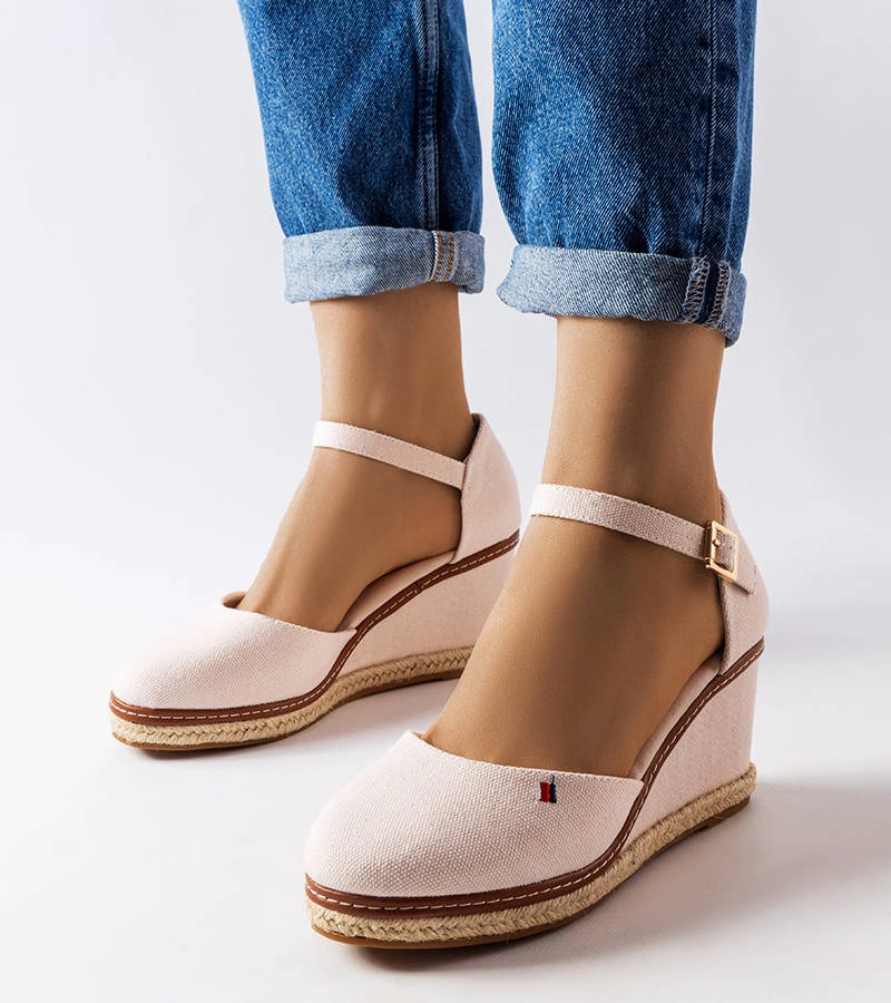 Adelinda fehér kötényes szandál