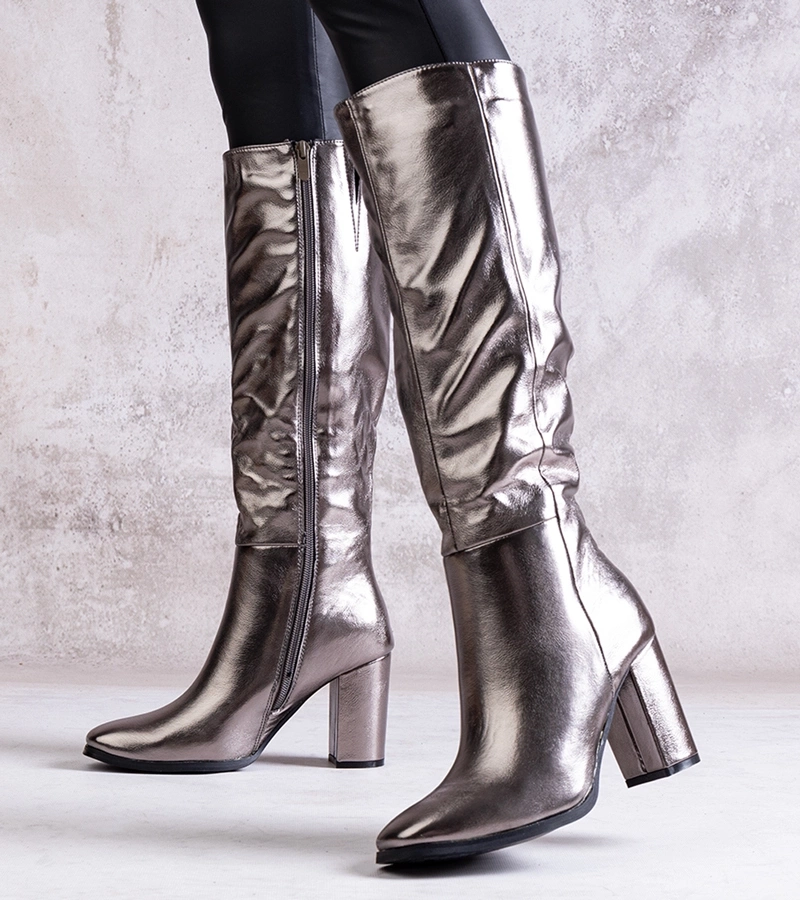 Ezüst színű, oszlopos, eko bőrből készült Toume csizmák.