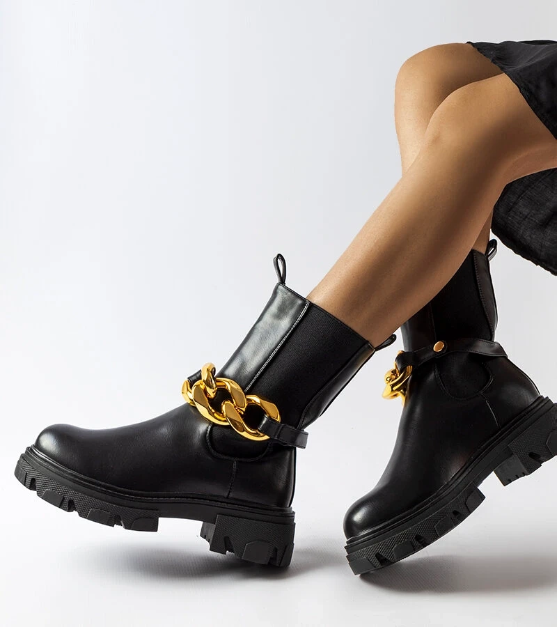 Fekete bokacsizma Genoveffa láncokkal