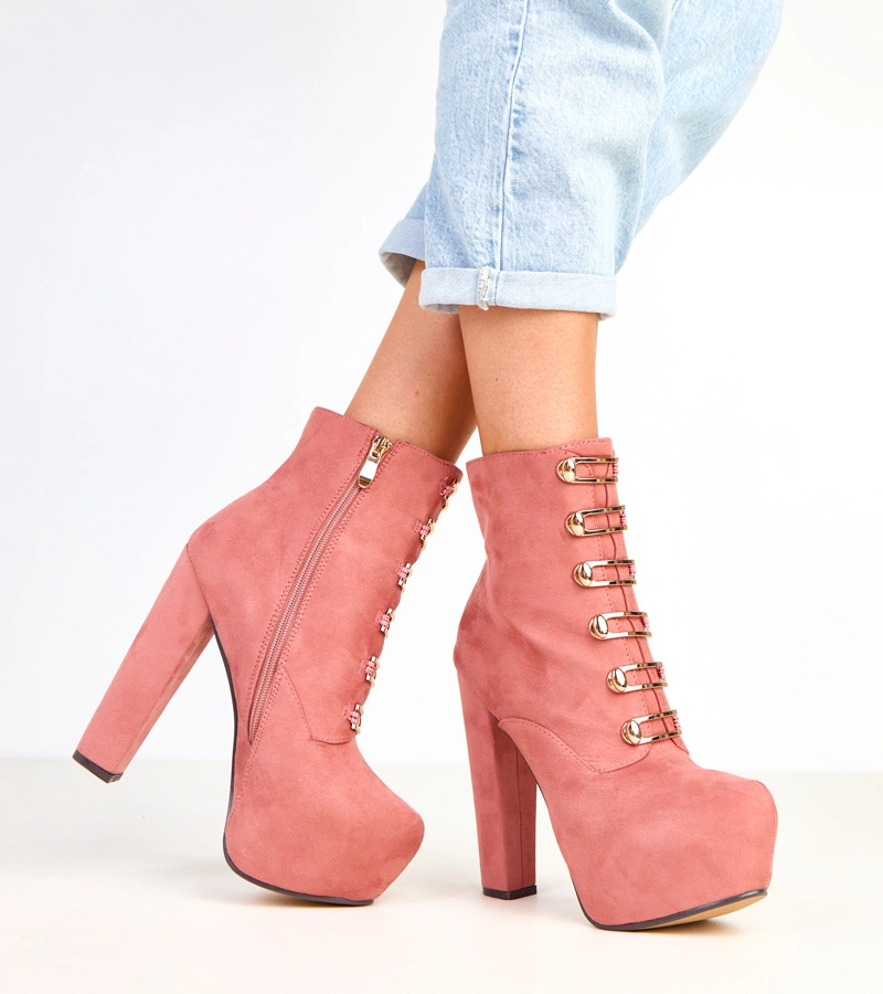 Rózsaszín platformos oszlopos bokacsizma arany díszekkel Antall