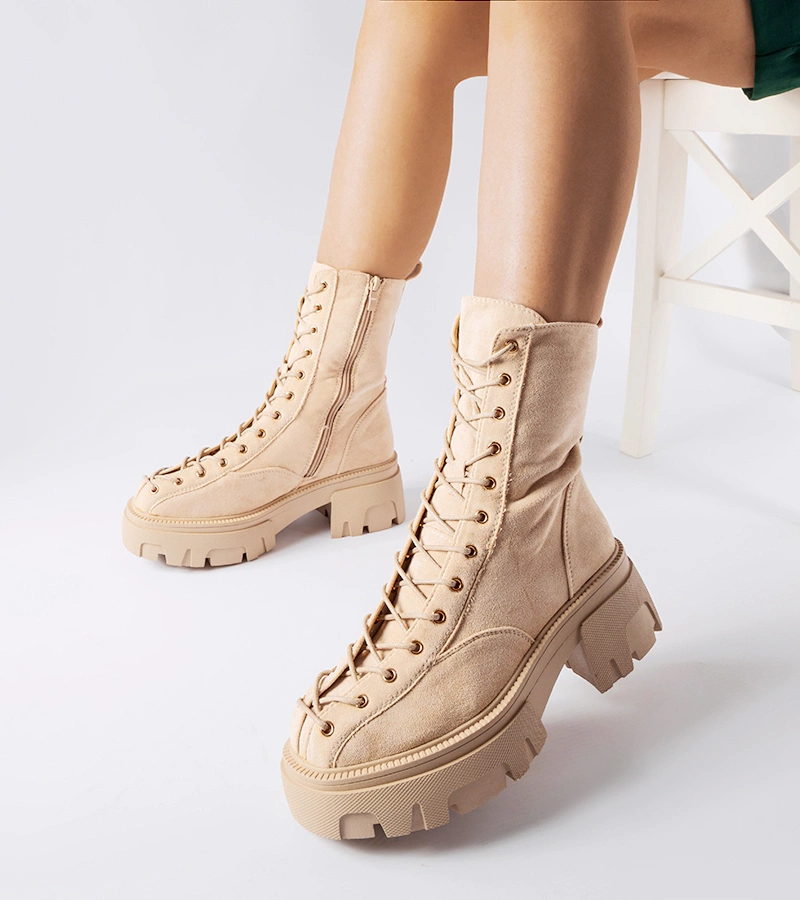 Amola díszített bézs bakancsok