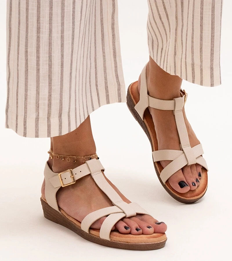 Sherine bézs színű alacsony platformos szandál