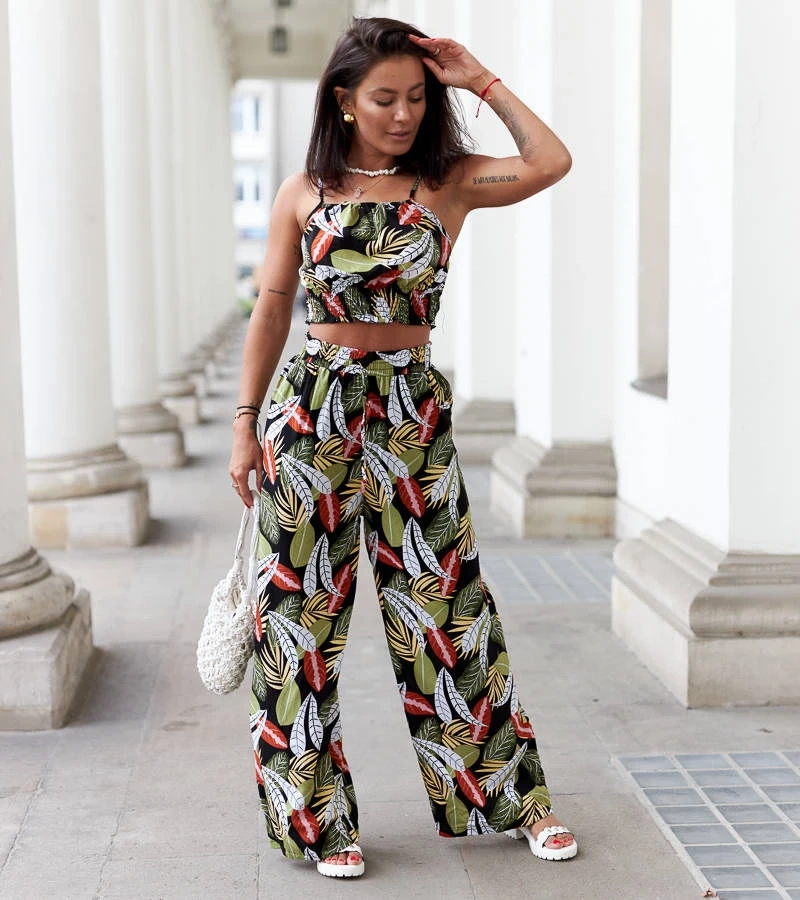 Fekete Litta felsővel és nadrággal készült szett.