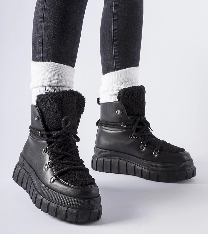 Sforza fekete bokacsizma masszív talppal