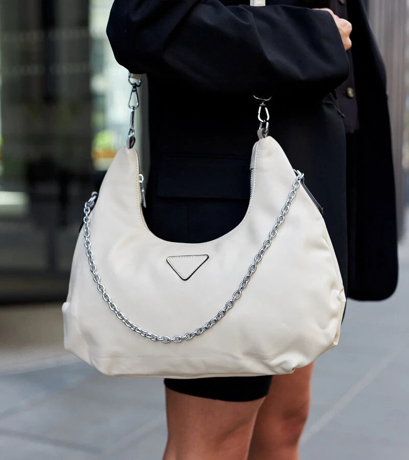 Bikata láncos bézs válltáska