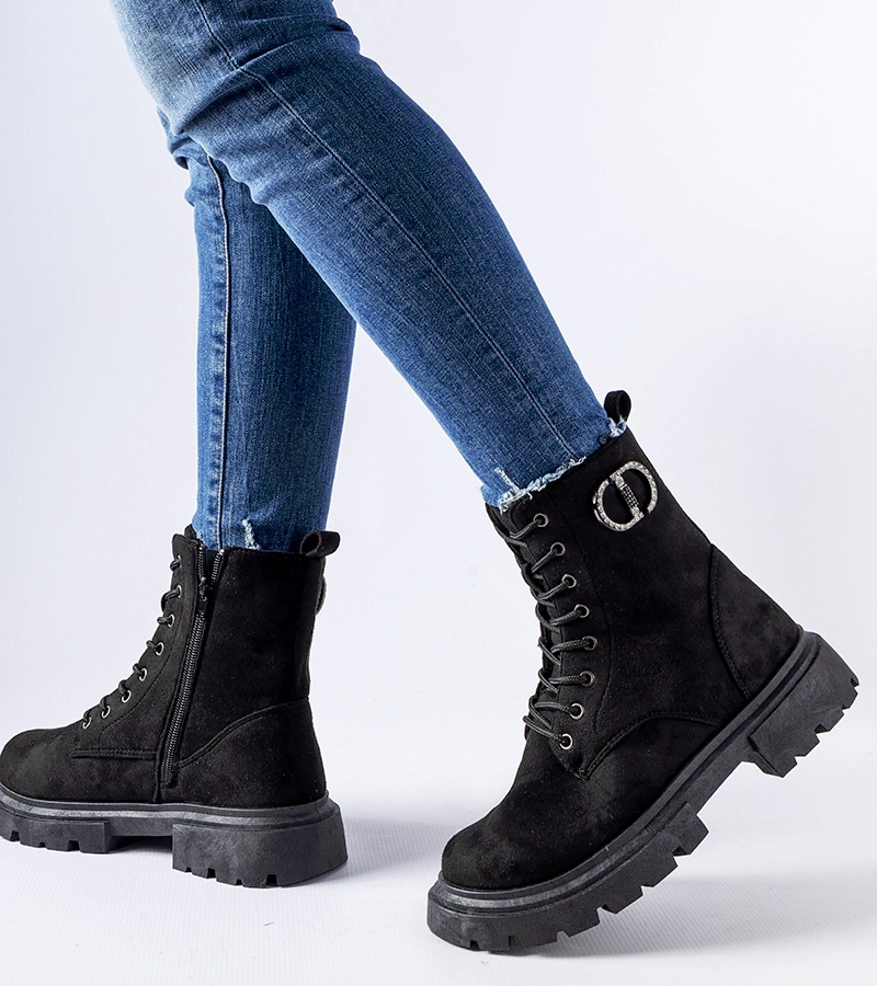 Fekete cipők cirkónia díszítéssel Broberg eko-bársonyból