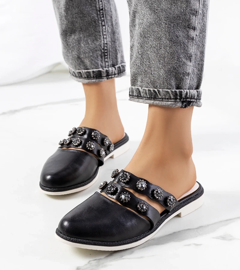 Fekete szegecsekkel díszített papucs Asselt