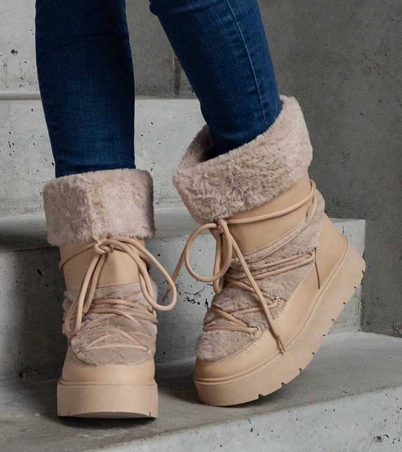 Bézs bélelt fűzős hócsizmák szőrmével díszítve Istiss