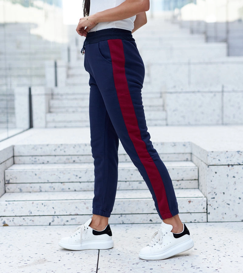 Sötétkék nadrágok piros csíkokkal Bel