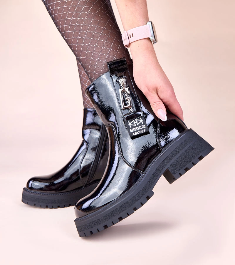 Fekete lakk bokacsizma díszes cipzárral Taraya