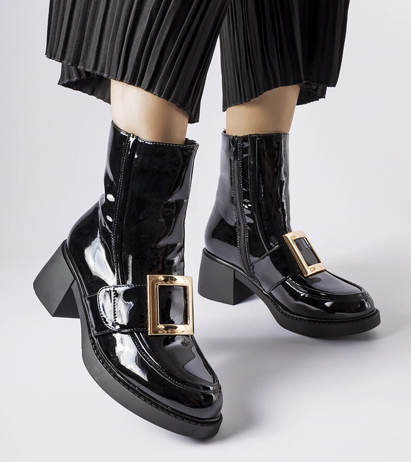 Fekete lakk csizma Girardi sarkúval