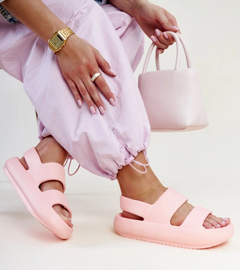 Attiana rózsaszín szandáljai