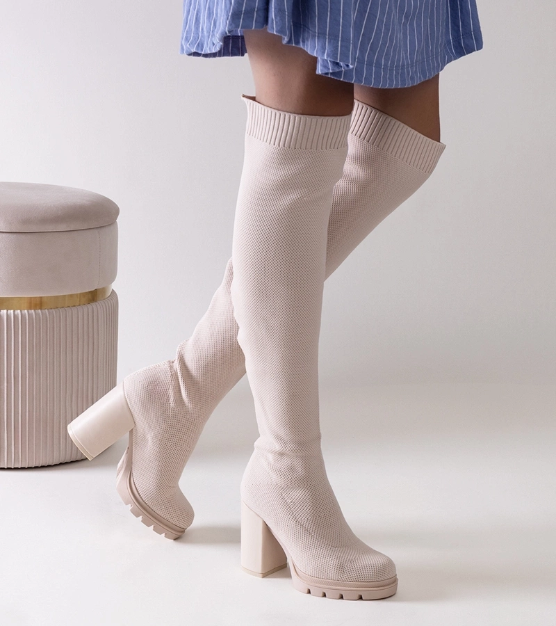 A hosszú, bézs színű, oszlopos sarkú Lija csizma.