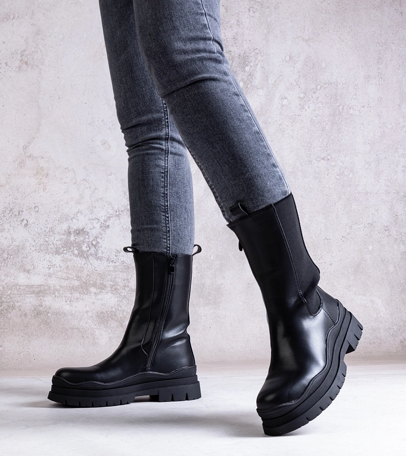 Fekete, masszív talpú Naema bokacsizma.