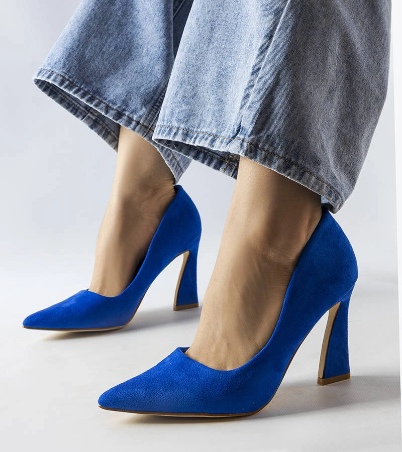 Kék színű Linda nevű asymmetrikus sarkú cipő.