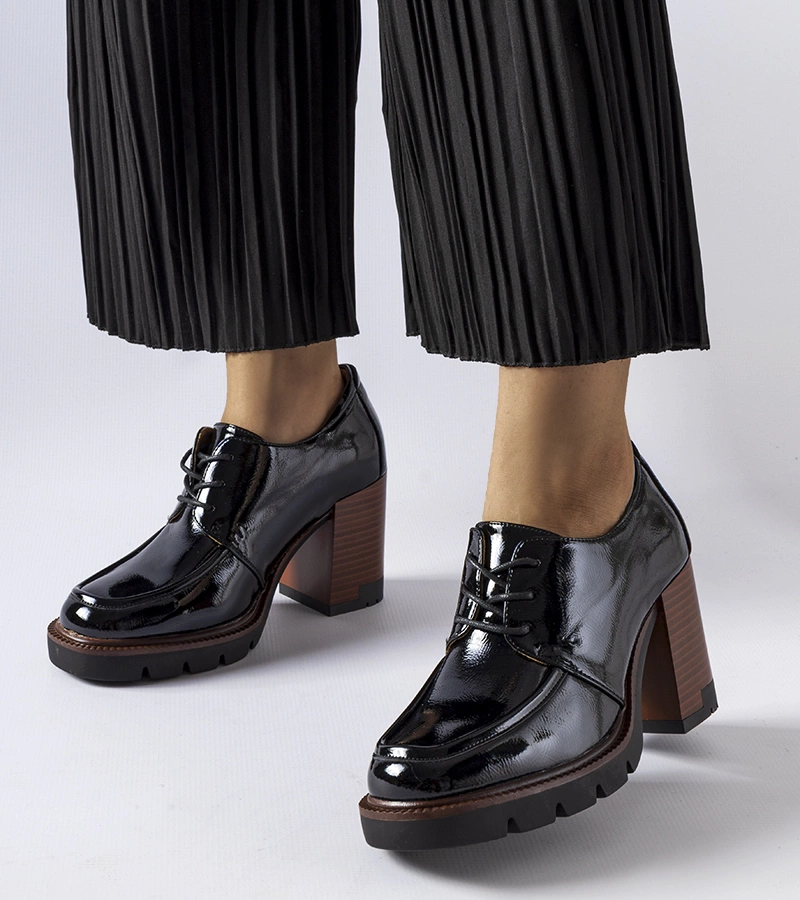 Vinceza fekete lakkozott sarokcipők