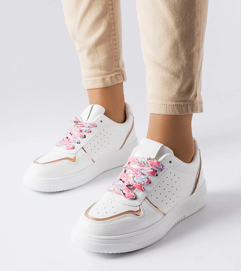 Fehér cipők, amelyeket Pryor masnival kötnek össze.