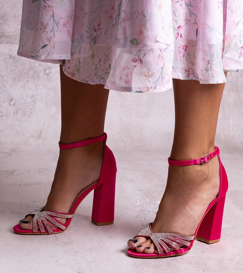 Sötét rózsaszín, fényes, blokkalpú Zrinka szandál.